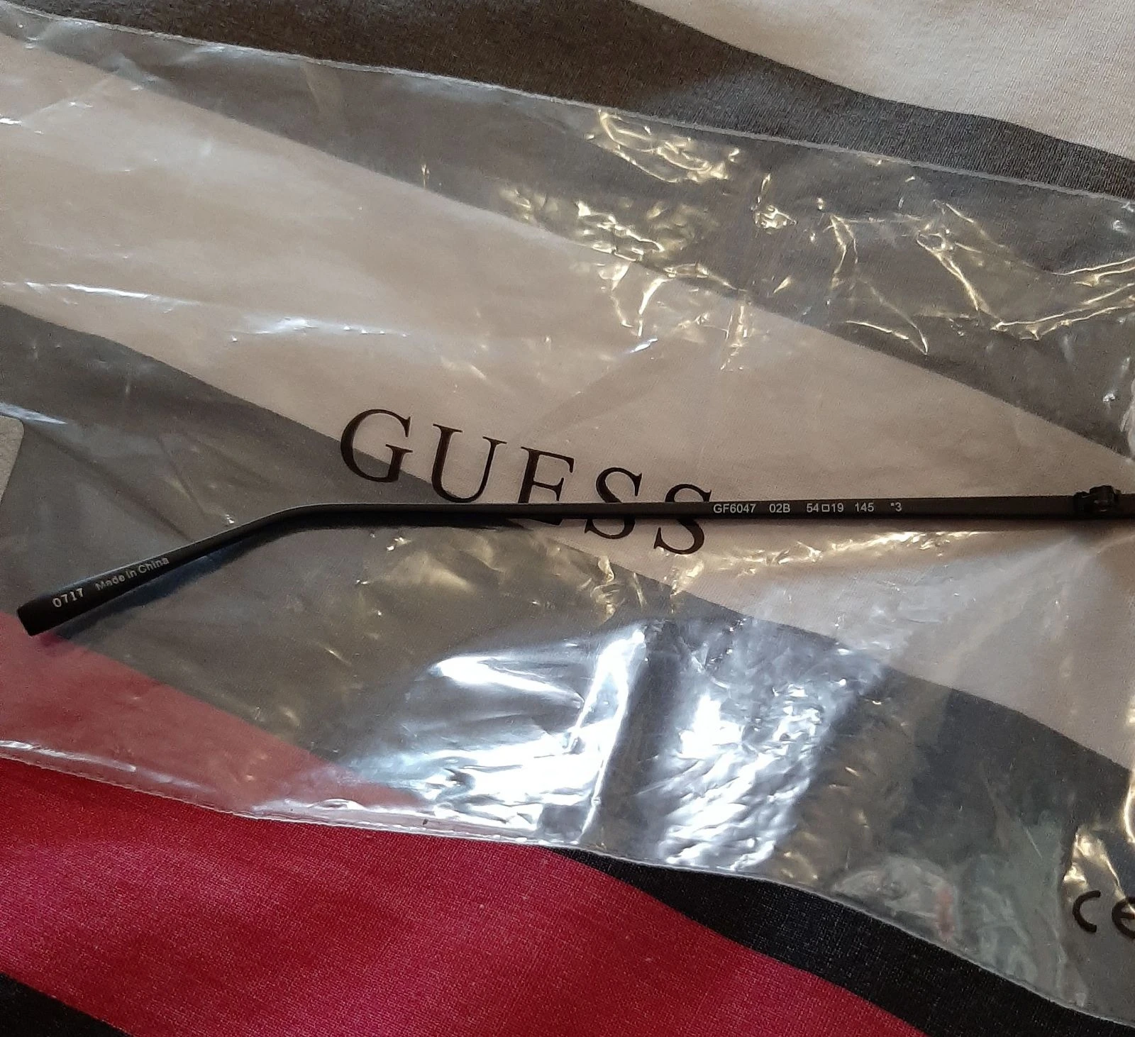Lunettes de soleil aviateur strass cœur Guess neuves – photo 3